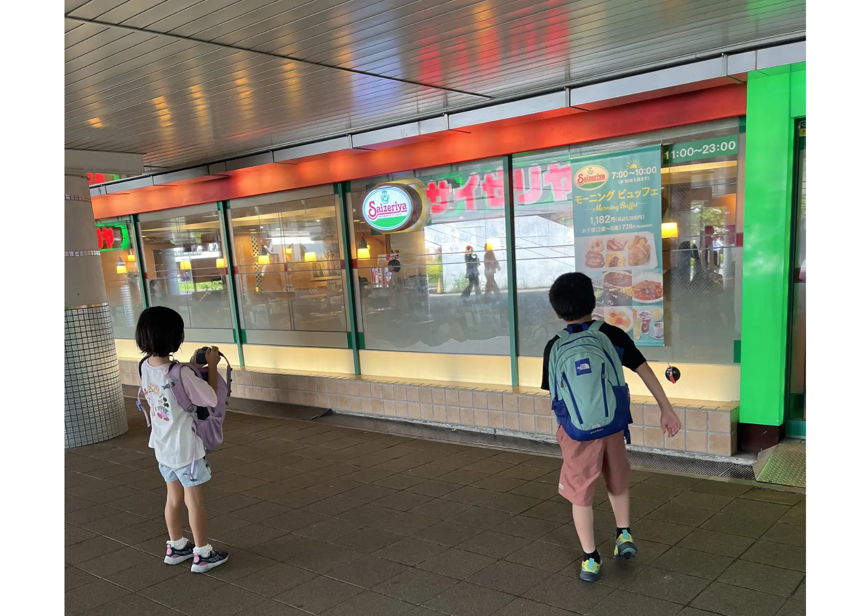 舞浜駅前でウェルカムセンターに荷物を預けたあとに見えたサイゼリヤの外観