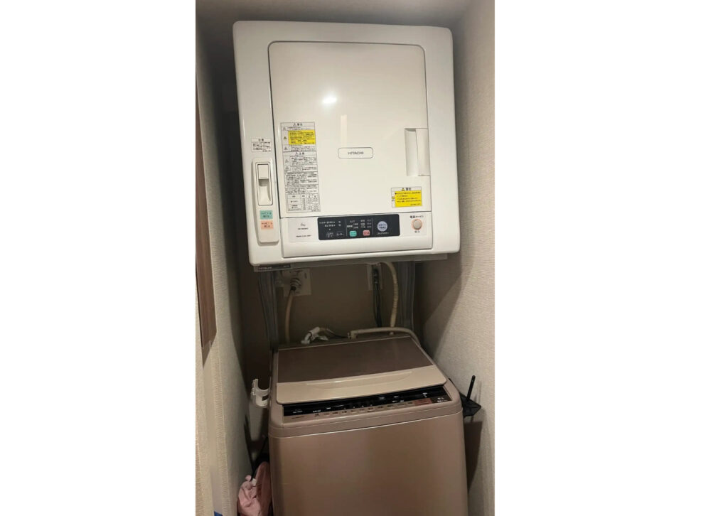 以前使っていた日立の縦型洗濯機の上に、衣類乾燥機を直付けしていた設置状態