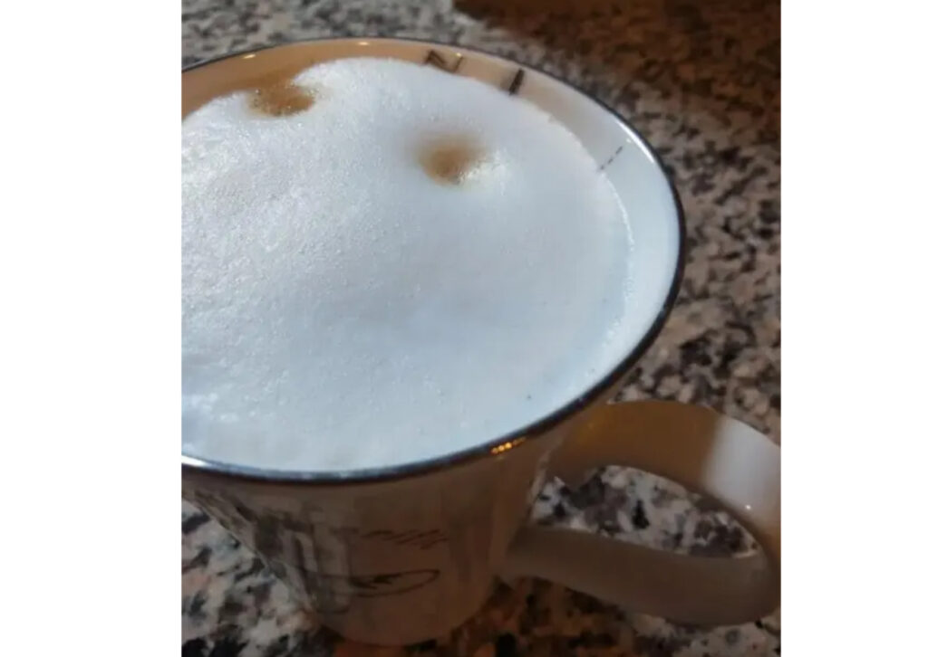 デロンギのプリマドンナXSからマグカップへコーヒーを抽出している様子