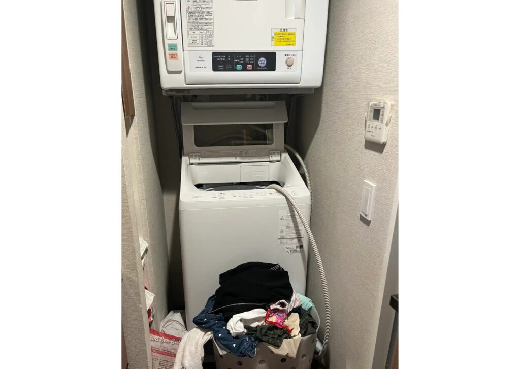 日立ビートウォッシュBW-V100Pの上に、以前から使っている衣類乾燥機を設置した現在の洗濯機置き場