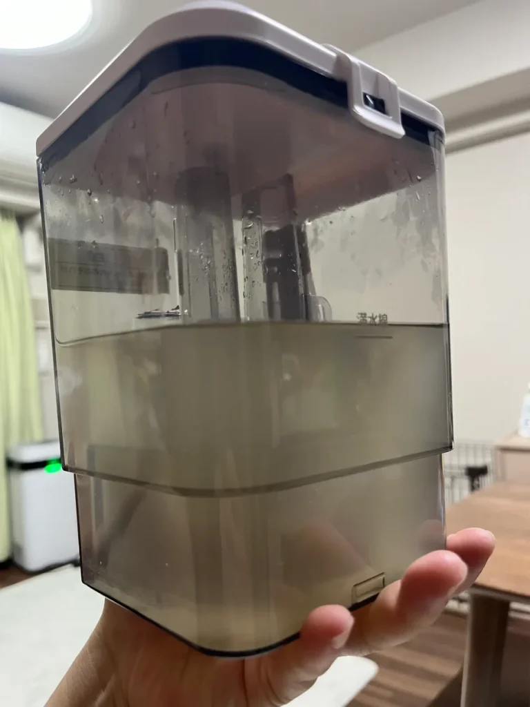 リンサークリーナーで布製ソファから吸い取った濁った汚水