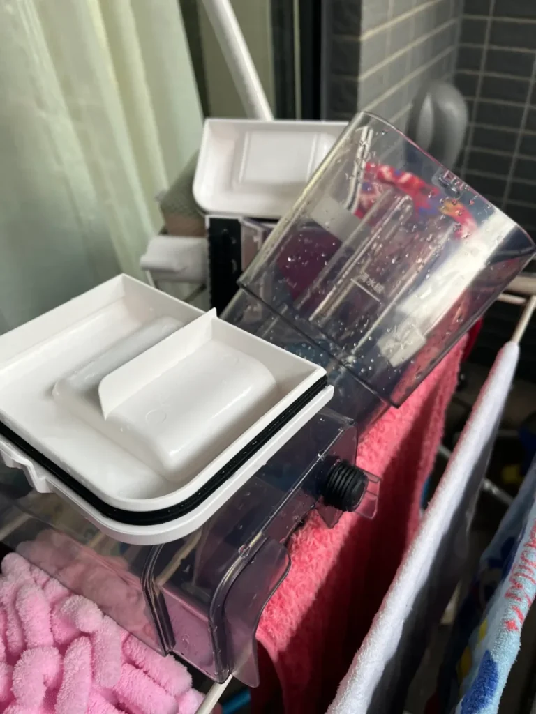 使用後に水洗いし、取り外して干しているリンサークリーナーの部品