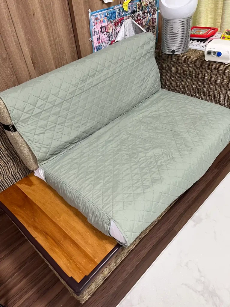完全防水シーツと普段使いのカバーを重ねて現在も使っている家族のソファ