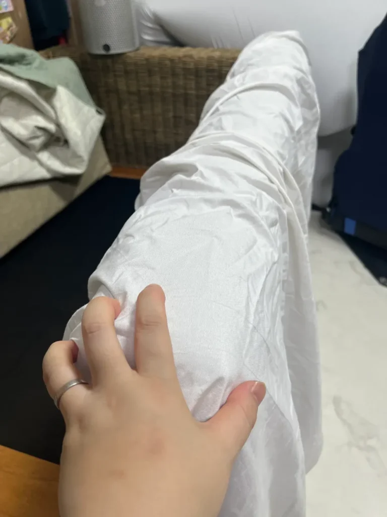 側面まで完全防水シーツで包んだソファの座面クッション