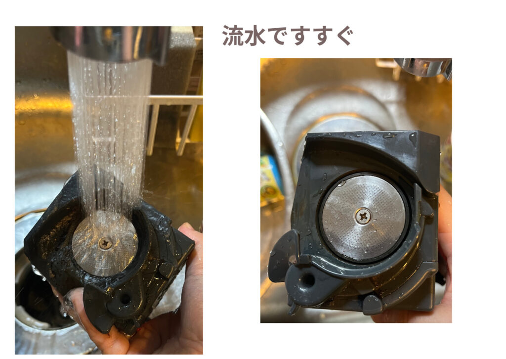 デロンギの抽出ユニットを洗剤を使わず流水ですすいでいる様子