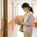 子宮内膜ポリープの日帰り手術を前に、ノートを持って診察室の前で立ち止まる女性のイメージ