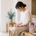手術前の不安な気持ちを抱えながら、ベンチに座って俯く女性のイメージ